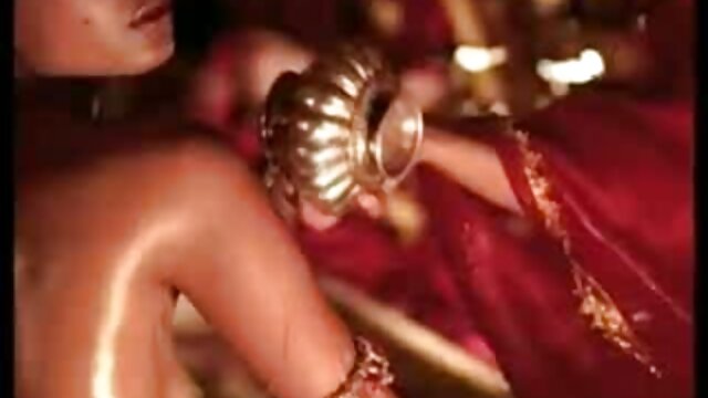 يوضح مثير امرأة سمراء مفلس صخري الأحمر جسدها العاري سكس كلاسيكي مترجم