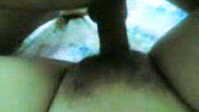 تتقاسم السمراوات الحارة جاي سامرز سكس كلاسيكي قديم مترجم وإميلي ويليس قضيبًا كبيرًا